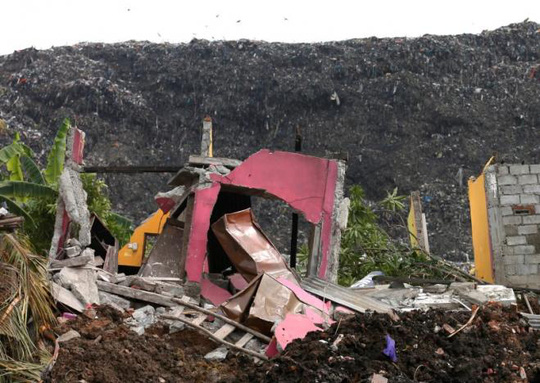 Núi rác đổ sập, 16 người chết, nhà cửa bị chôn vùi - Ảnh 2.