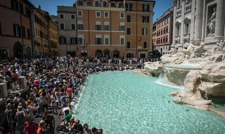 Hàng triệu euro ném xuống đài phun nước - Ảnh 1. Hàng triệu euro ném xuống đài phun nước - Ảnh 1.