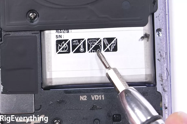 Pin của Galaxy S8 có biểu tượng cấm chó, đố bạn nó có ý nghĩa gì? - Ảnh 1. Pin của Galaxy S8 có biểu tượng cấm chó, đố bạn nó có ý nghĩa gì? - Ảnh 1.