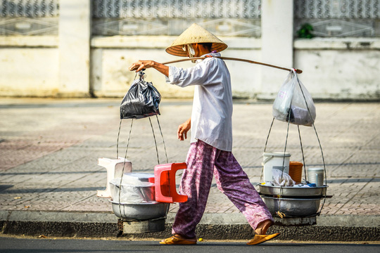 Bài văn 10 điểm viết về những con người không có ngày nghỉ lễ - Ảnh 1.