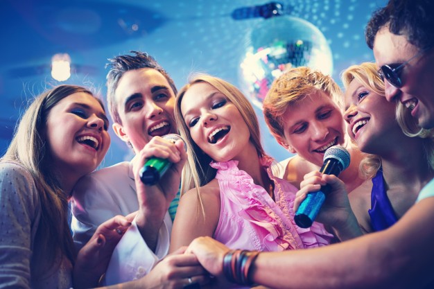 Câu chuyện khó tin ít người biết đằng sau sự ra đời của những chiếc máy hát karaoke - Ảnh 1.