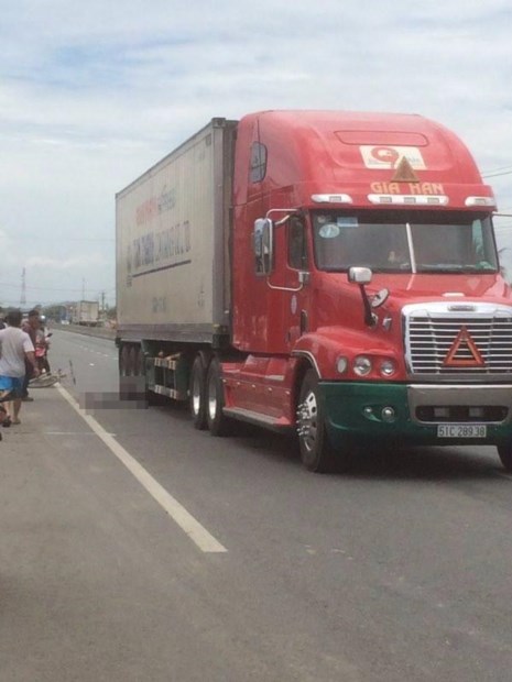 Học sinh lớp 6 bị gió cuốn vào gầm xe container - Ảnh 1.