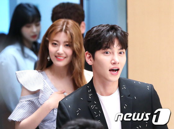 30 tuổi rồi Ji Chang Wook vẫn hớn, Nam Ji Hyun lột x&aacute;c ho&agrave;n to&agrave;n với v&aacute;y lấp l&oacute; ngực - Ảnh 1.