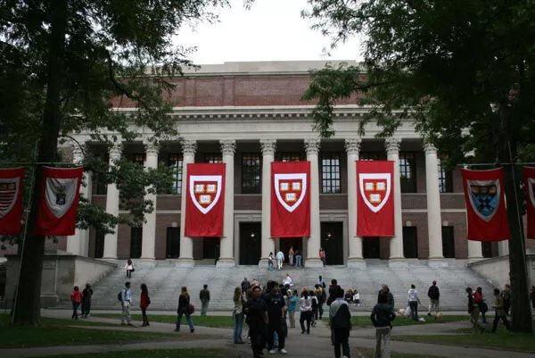 Khủng hơn Harvard, đây mới là những ngôi trường giúp nhiều sinh viên cực kỳ nghèo khó thay đổi vận mệnh - Ảnh 2.