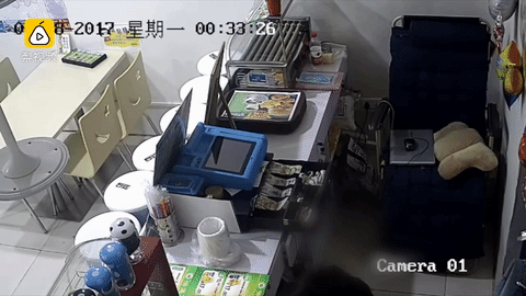 Không chui nổi ống thông gió, tên trộm quyết định trần như nhộng vào khoắng sạch cửa tiệm - Ảnh 1.