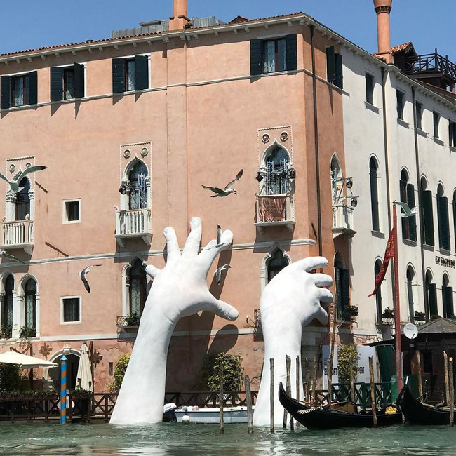Chẳng ai ngờ rằng những bàn tay mọc từ dưới kênh tại Venice đầy quái đản lại mang thông điệp ý nghĩa đến vậy - Ảnh 2.