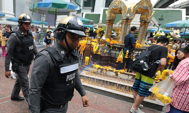 Nổ trước Nhà hát Quốc gia Thái Lan, hai người bị thương - Ảnh 1.