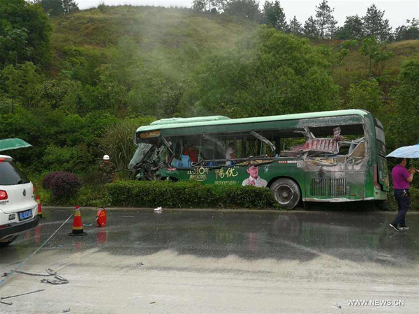 Xe bus đấu đầu xe tải, 12 người chết thảm - Ảnh 1.