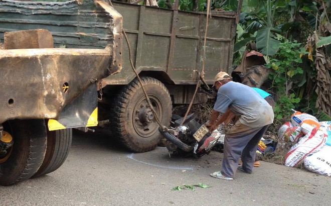 Xe máy cày nghiêng, hàng chục bao phân bón đổ xuống đè chết 2 mẹ con đi đường - Ảnh 1.