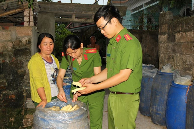  1,3 tấn măng tươi ngâm hóa chất chuẩn bị đưa ra chợ  - Ảnh 1.