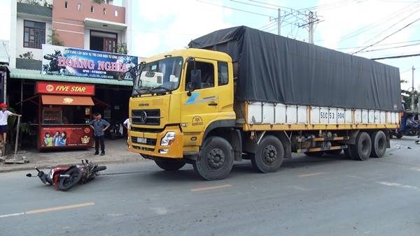 Đôi vợ chồng bị xe tải cuốn vào gầm, kéo lê 20m ở Sài Gòn - Ảnh 2.