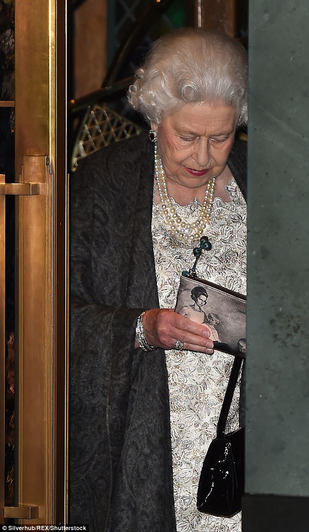 Giải mã hình ảnh người phụ nữ bí ẩn in trên chiếc ví của Nữ hoàng Anh - Ảnh 1.