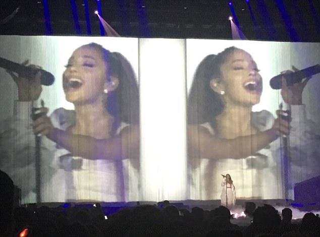 Ariana Grande lên tiếng sau vụ nổ bom tại Anh: Từ tận đáy lòng mình, tôi thực sự rất lấy làm tiếc - Ảnh 2.