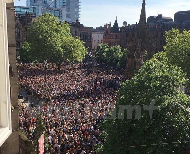 Biển người dự lễ tưởng niệm c&aacute;c nạn nh&acirc;n vụ khủng bố tại Manchester - Ảnh 1.