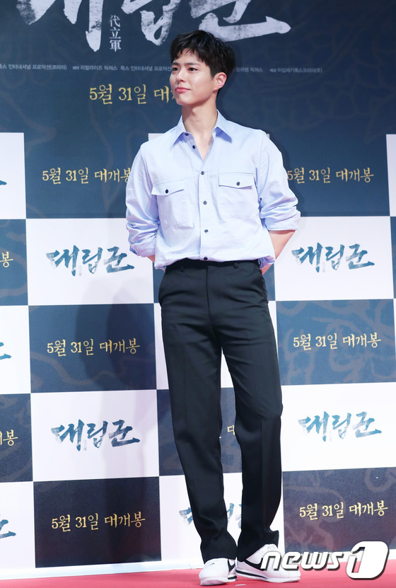Park Bo Gum diện quần kéo cao đến rốn, Seolhyun xinh đẹp như ma nơ canh ngoài đời thực - Ảnh 2.