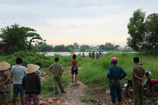 Thi thể người đàn ông đội mũ bảo hiểm trôi trên sông Sài Gòn  - Ảnh 2.