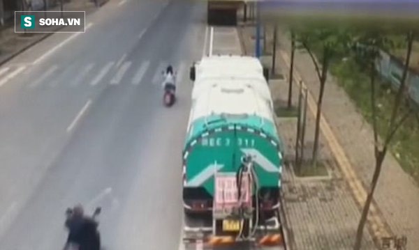 D&aacute;n mắt v&agrave;o điện thoại, c&ocirc; g&aacute;i trẻ phải kh&acirc;u 30 mũi sau c&uacute; va chạm mạnh với xe tải - Ảnh 1.