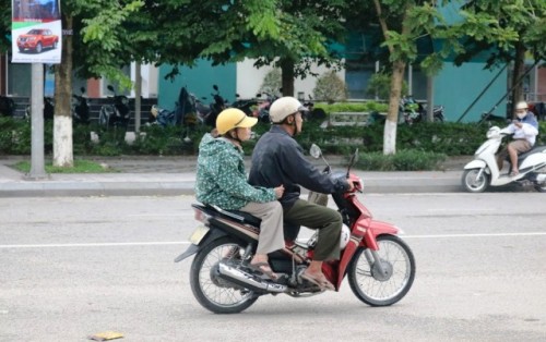 Huế: Người d&acirc;n mặc &aacute;o ấm ra đường giữa... m&ugrave;a h&egrave; - Ảnh 2.