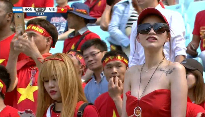 Fan nữ Việt Nam gây sốt trên khán đài World Cup vì quá sexy - Ảnh 1.