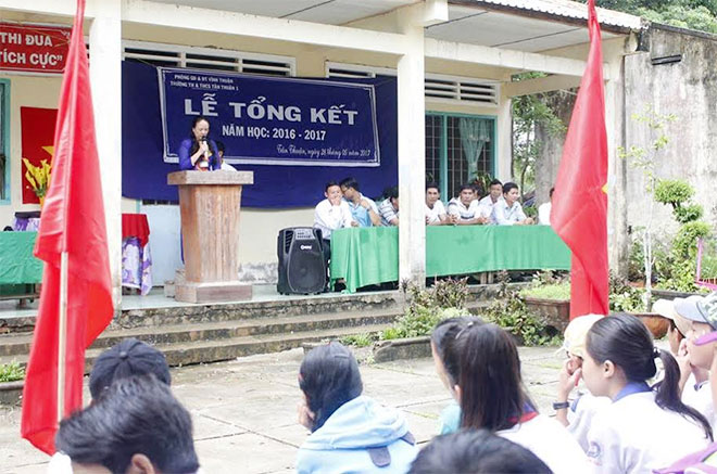 (Hy hữu) Hơn 200 học sinh không được khen thưởng vì hiệu trưởng... chưa được bổ nhiệm lại - Ảnh 1.