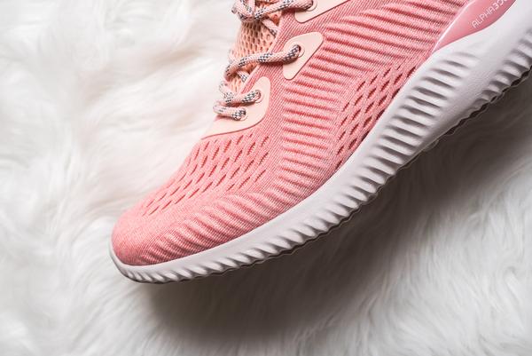 Quên adidas NMD Raw Pink đắt đỏ đi, đôi sneaker màu hường này cũng yêu không kém mà giá rất phải chăng - Ảnh 5.