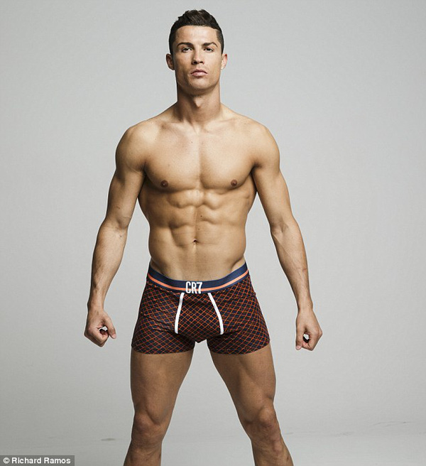 Ronaldo khoe cặp gi&ograve; quyền năng nhất thế giới b&oacute;ng đ&aacute; - Ảnh 4.