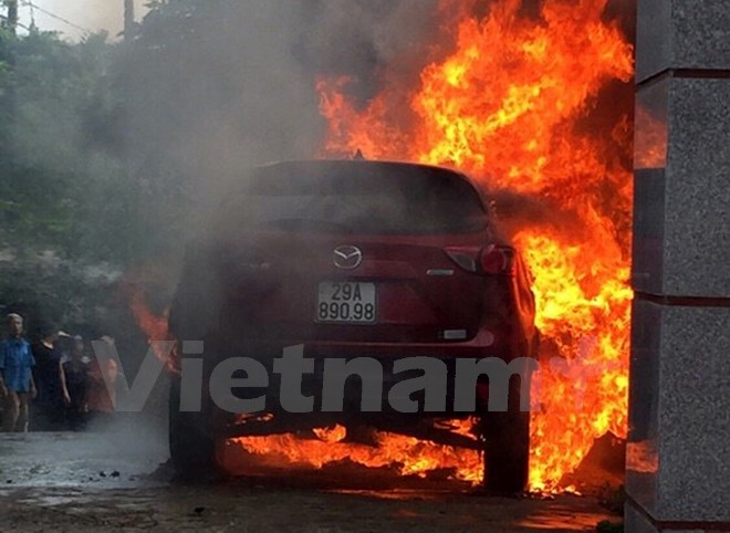 Phú Thọ: Đỗ cạnh đống rác vừa đốt, xe ôtô Mazda CX5 bị cháy rụi - Ảnh 1.