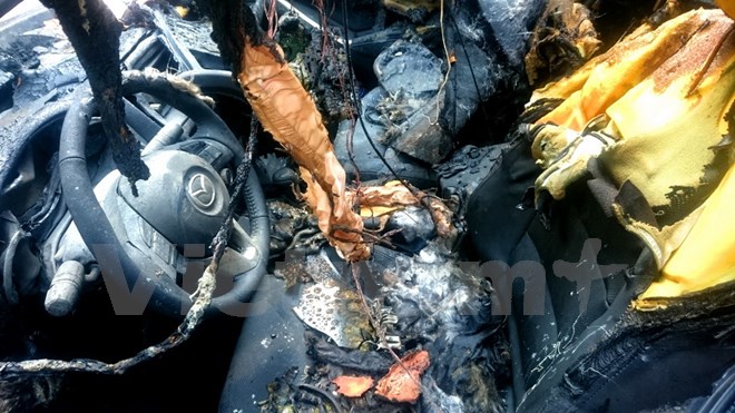 Phú Thọ: Đỗ cạnh đống rác vừa đốt, xe ôtô Mazda CX5 bị cháy rụi - Ảnh 2.