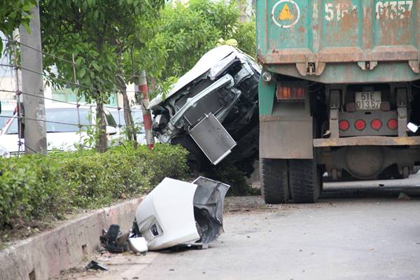 5 người gào thét trong ôtô bị xe ben hất văng ở Sài Gòn - Ảnh 1.