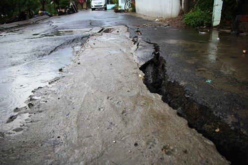 Xuất hiện vết nứt 40m, dân Sài Gòn lo sợ nhà trôi sông - Tin tức trong ngày - Ảnh 2.