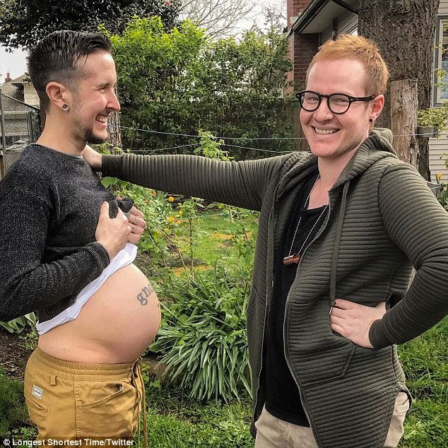 Chàng thanh niên chuyển giới hạnh phúc khi mang thai con đầu lòng với người chồng đồng tính - Ảnh 1.