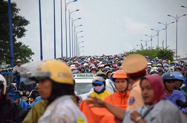 Xe đầu kéo bay qua dải phân cách, xa lộ Hà Nội ùn ứ kéo dài dưới cơn mưa - Ảnh 2.