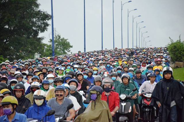 Xe đầu kéo bay qua dải phân cách, xa lộ Hà Nội ùn ứ kéo dài dưới cơn mưa - Ảnh 3.