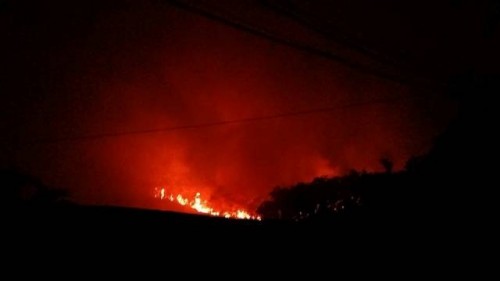 Hà Nội: Cháy rừng phòng hộ ở Sóc Sơn cực lớn phải sơ tán dân - Ảnh 1.