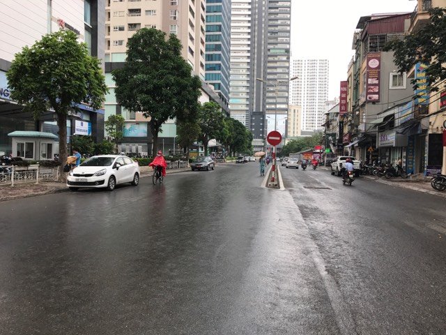 Cuối cùng thủ đô Hà Nội đã có mưa sau những ngày vật vã vì nắng nóng - Ảnh 2.