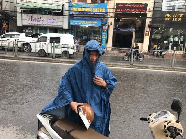 Cuối cùng thủ đô Hà Nội đã có mưa sau những ngày vật vã vì nắng nóng - Ảnh 3.
