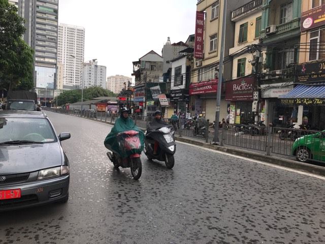 Cuối cùng thủ đô Hà Nội đã có mưa sau những ngày vật vã vì nắng nóng - Ảnh 4.