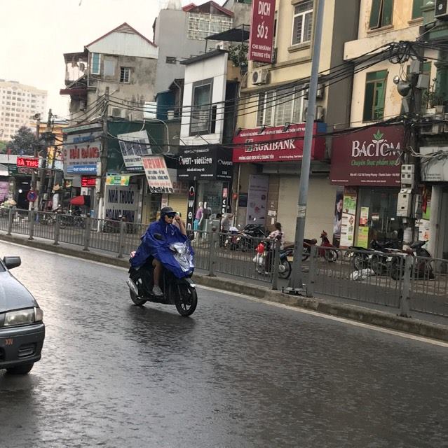 Cuối cùng thủ đô Hà Nội đã có mưa sau những ngày vật vã vì nắng nóng - Ảnh 5.