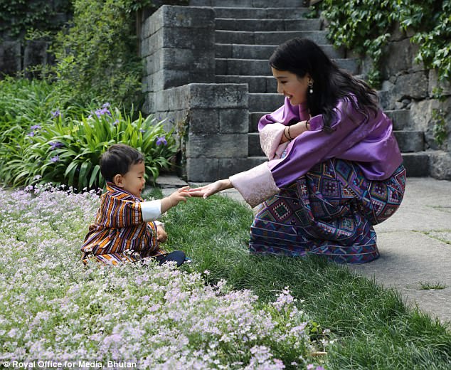Ngày nào còn ẵm ngửa mà giờ đây, tiểu hoàng tử xứ Bhutan đã lớn thật rồi - Ảnh 1.
