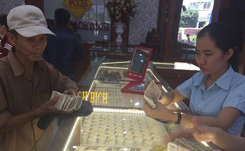 Cha ngh&egrave;o mang cọc tiền lẻ đi mua v&agrave;ng l&agrave;m của hồi m&ocirc;n cho con g&aacute;i - Ảnh 1.