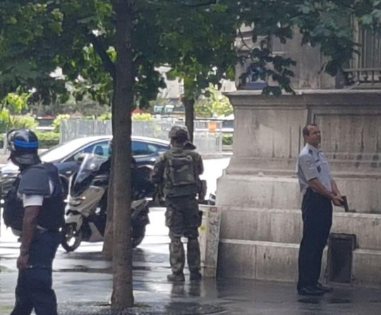 Tấn công bằng búa ngoài Nhà thờ Đức Bà Paris - Ảnh 1.