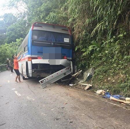 Vụ ô tô chở học sinh lớp 11 lao vào vách núi ở Tam Đảo: Thêm 1 nạn nhân tử vong - Ảnh 1.