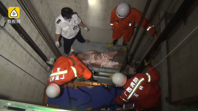 Mất liên lạc giữa đêm khuya, người phụ nữ được tìm thấy dưới đáy giếng thang máy - Ảnh 2.