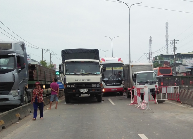 H&agrave;nh kh&aacute;ch la h&eacute;t cầu cứu trong vụ va chạm d&acirc;y chuyền tr&ecirc;n QL1 - Ảnh 2.