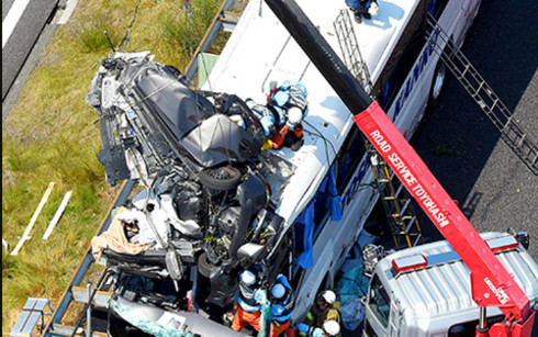 Hy hữu: Ô tô “leo” lên nóc xe buýt ở Nhật làm 46 người thương vong - Ảnh 1.