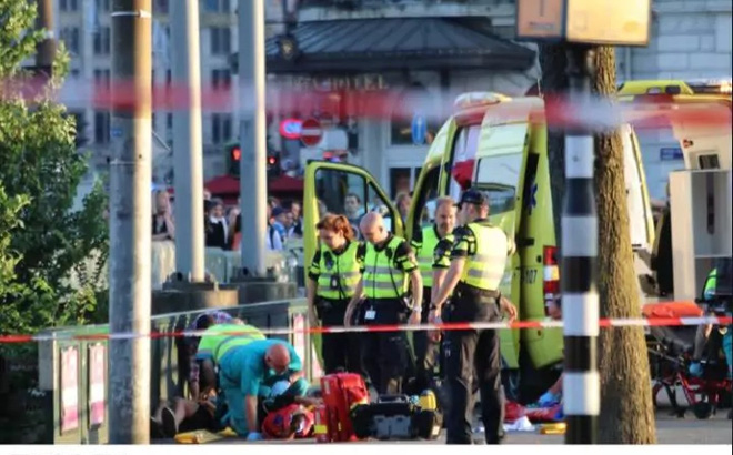 Hà Lan: Ô tô đâm vào dòng người đi bộ khiến 8 người bị thương - Ảnh 1.