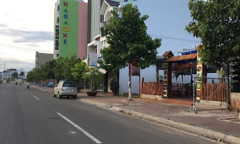 Bị đ&acirc;m chết v&igrave; tr&ecirc;u g&aacute;i trước qu&aacute;n bar - Ảnh 1.