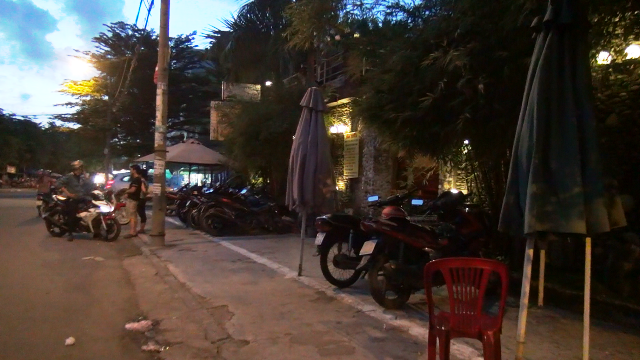 Lao vào che cho bạn gái, chàng trai bị chém trọng thương - Ảnh 2.