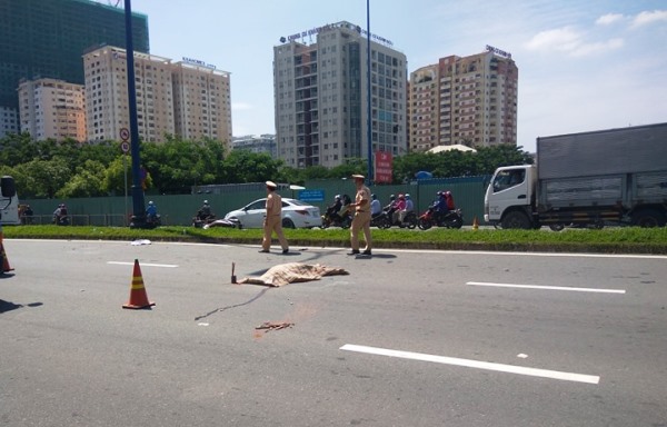 Văng khỏi xe hơn 10m, người phụ nữ bị xe tải tông chết - Ảnh 1.