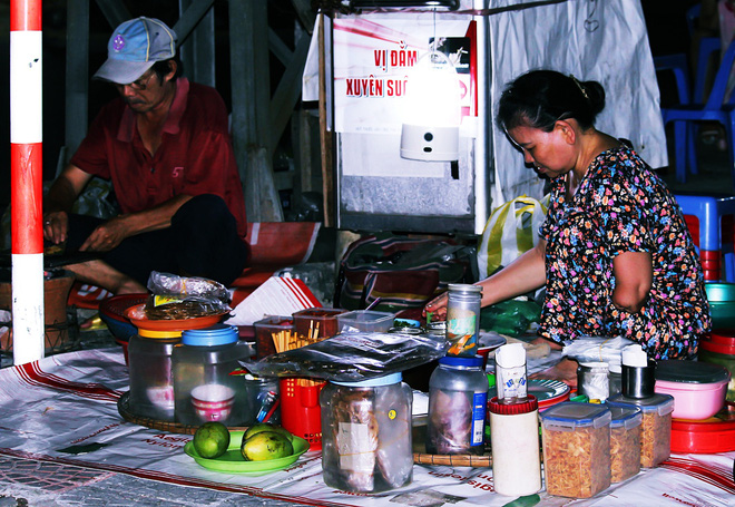 Tiệm bánh tráng nướng 1000 sao của bà chủ cụt tay trong góc sân ga được người Đà Nẵng yêu mến gì đâu! - Ảnh 1.